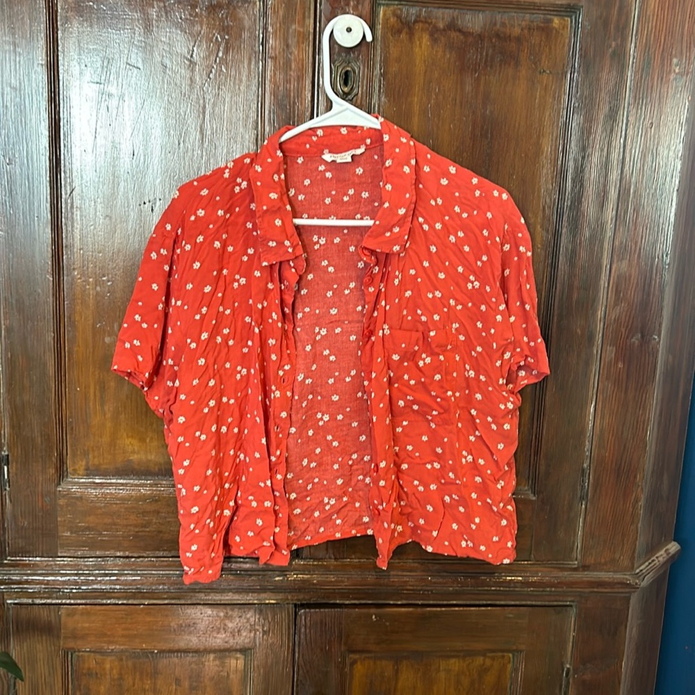 American eagle button down short sleeve red and white flower top